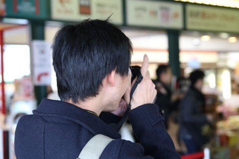 カメラを構える男性　電車オタク　イメージ