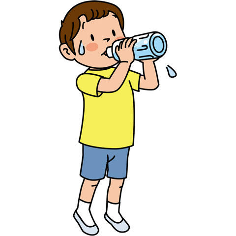 水をごくごく飲む男の子