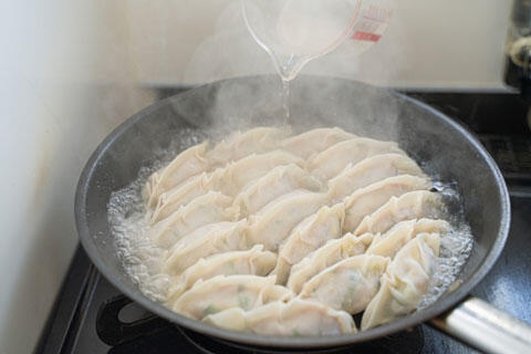 餃子を焼くイメー