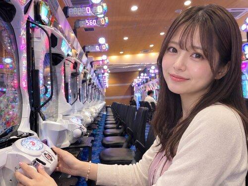 【画像】ガラガラのパチンコ屋で隣りに座ってきたこの女
