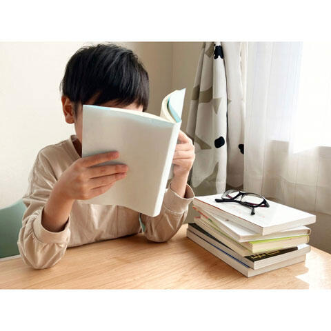 本を読む男の子