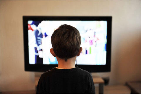 テレビを見ている子供