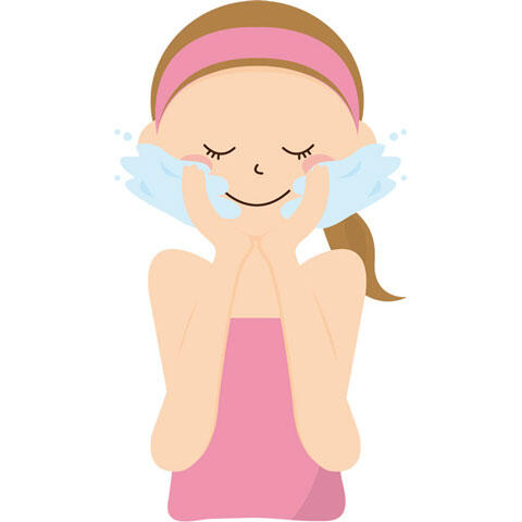 水で顔を洗う女性