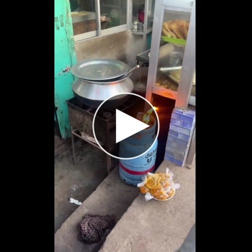 【動画】インド人燃えるガスボンベを川に投げ捨てる