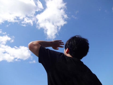 空を見上げる男性