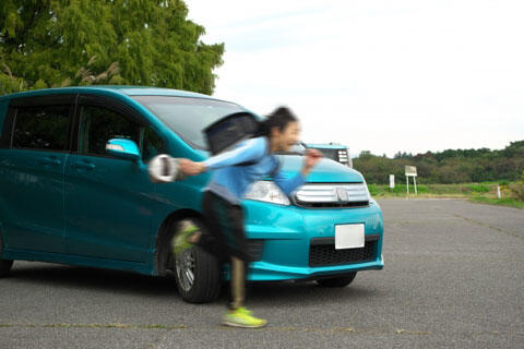 車の前に飛び出す子供　イメージ