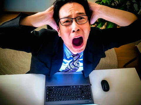 パニックになる男性　パソコン　PC