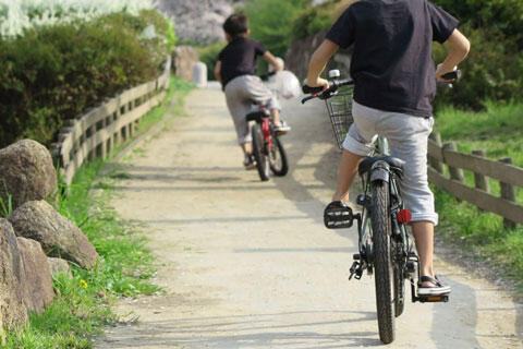 自転車に乗る小学生