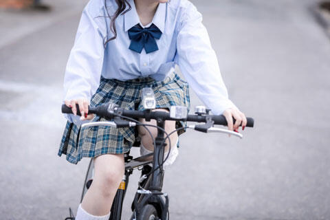 自転車に乗る女子高生　イメージ