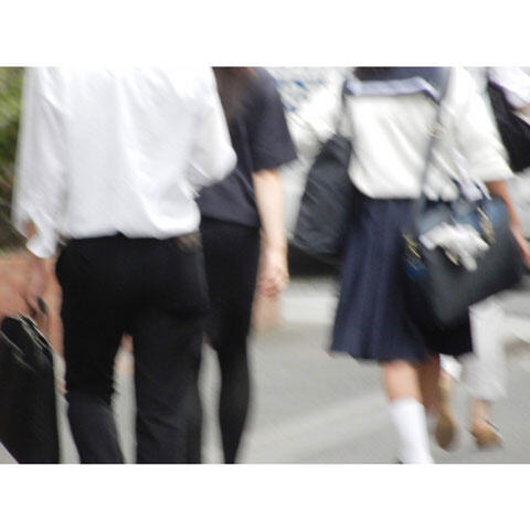 通学中の男子高校生と女子高校生