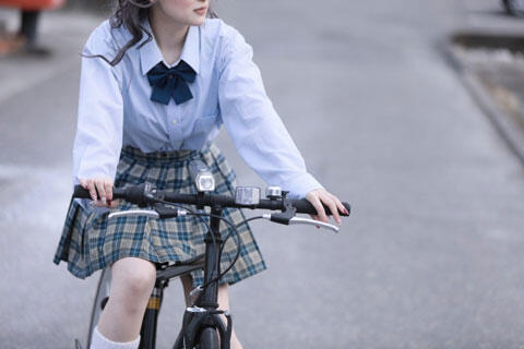 自転車に乗る女子高生　イメージ
