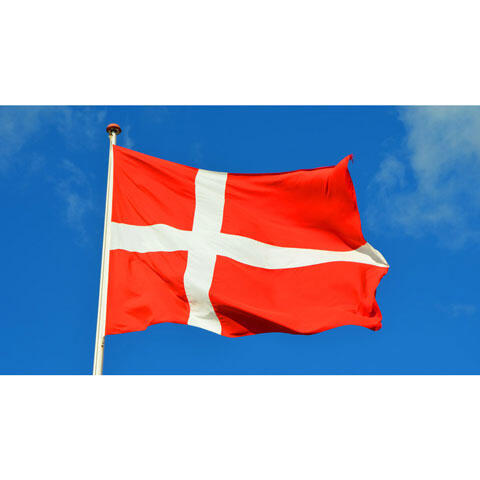 青空とデンマークの国旗