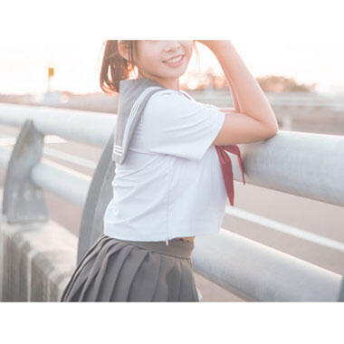 学生服姿の女子高生