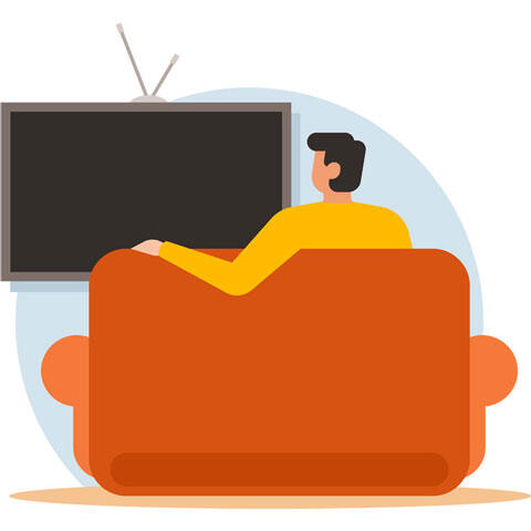 ソファーに座ってテレビを見ている男性