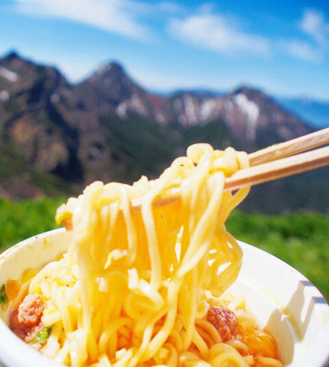 八ヶ岳の山の上でカップヌードルを食べる　イメージ