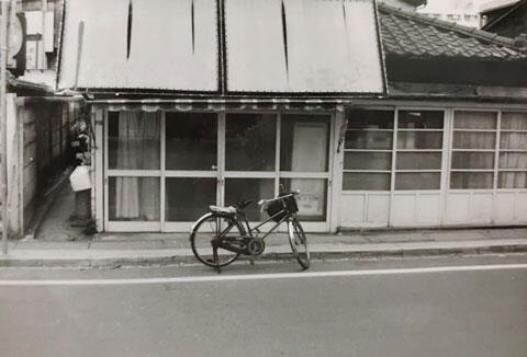 昭和レトロなお店と自転車がある風景