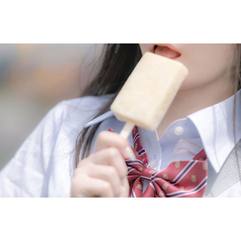 アイスを食べる女子高生