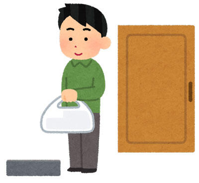 置き配の出前を受け取る人