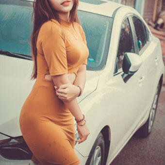 白い車の前に立つ女性　イメージ