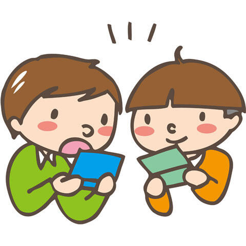 携帯型ゲーム機で遊んでいる二人の男の子