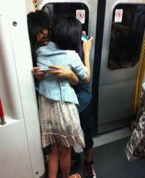 電車 カップル