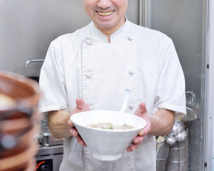 ラーメンを出す男性