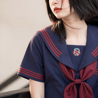 セーラ服を着て横を向く女子学生