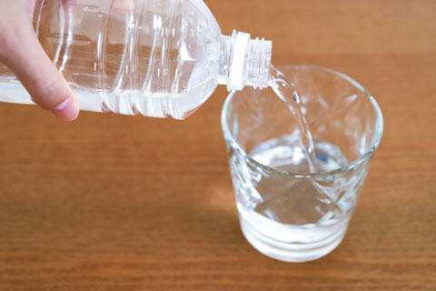 水を注ぐコップ　ペットボトル
