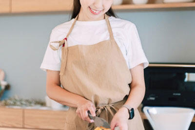 料理をする女性