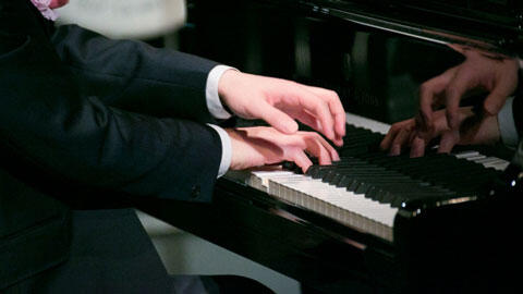 ピアノを弾く男性の手もと　イメージ