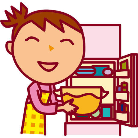 冷蔵庫に調理したものを入れる女性