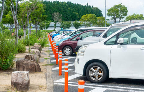 高速道路にあるサービスエリアの駐車場