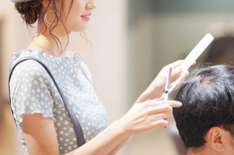 ヘアカット　美容師　イメージ