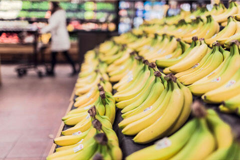 スーパーに並んだバナナ