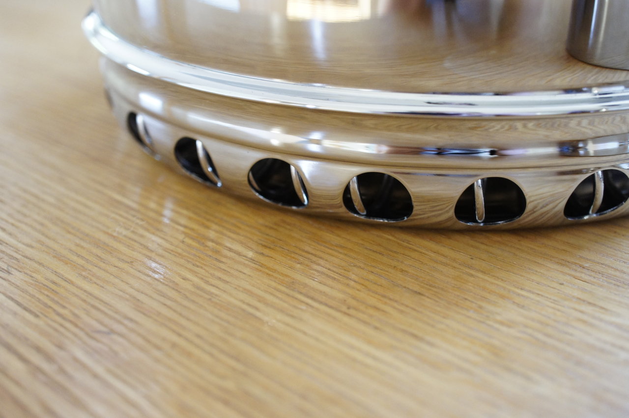 元祖ヒートエクスチェンジャーなヤカン テントの中のネコ