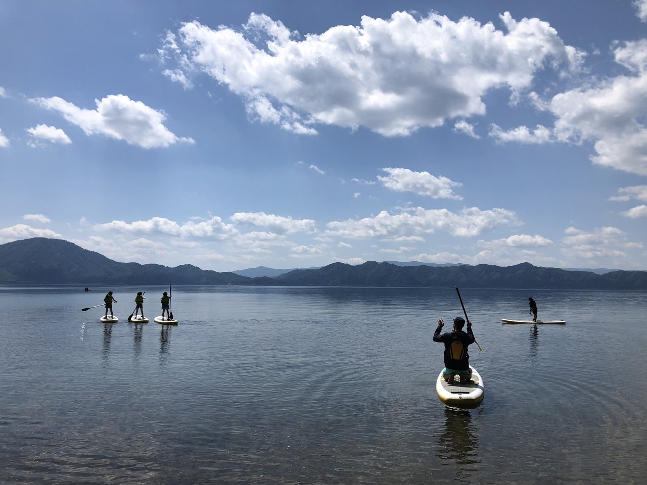 田沢湖でサップは秋田アドベンチャーガイドさんが良いです テントの中のネコ