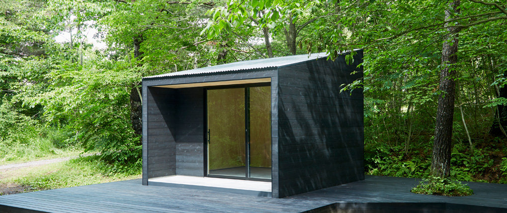 無印の9 の小屋 テントの中のネコ