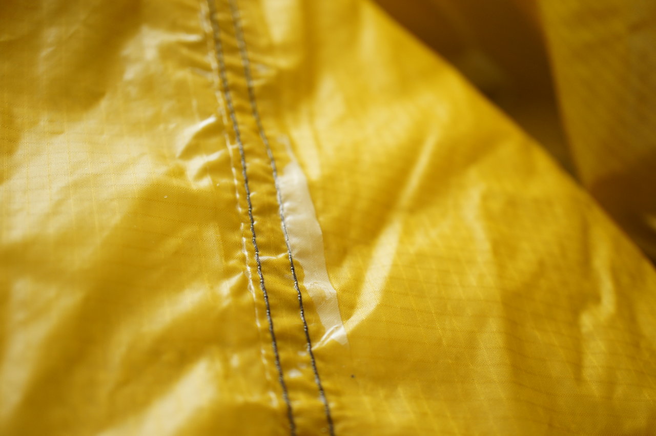 シームテープが剥がれてたら テントの中のネコ