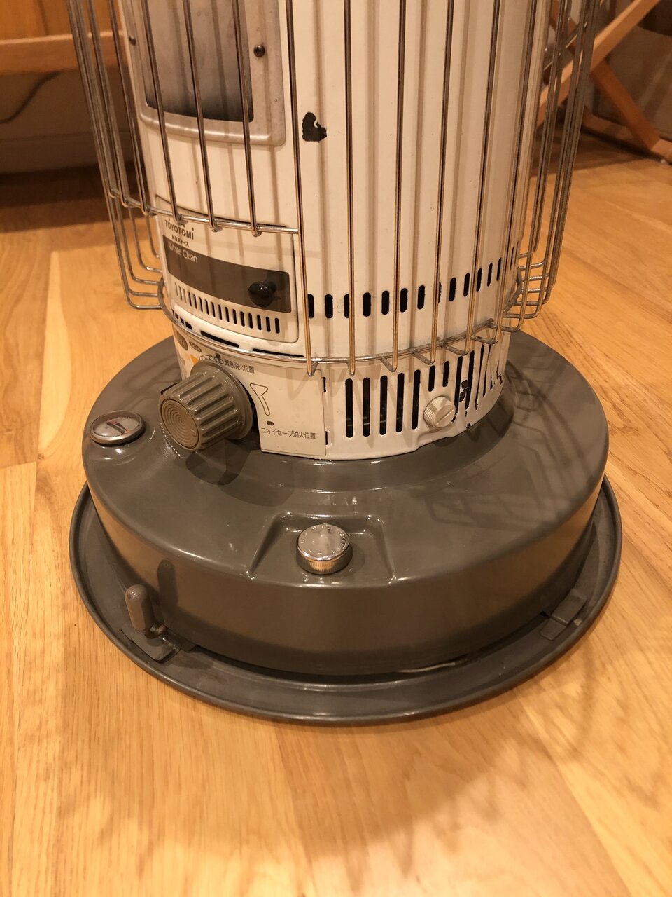 購入した石油ストーブ。 : テントの中のネコ