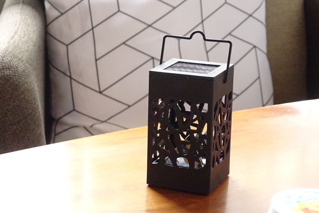 ダイソー あみあみシルエットが美しい ソーラーライト Neigeノ庭カラ