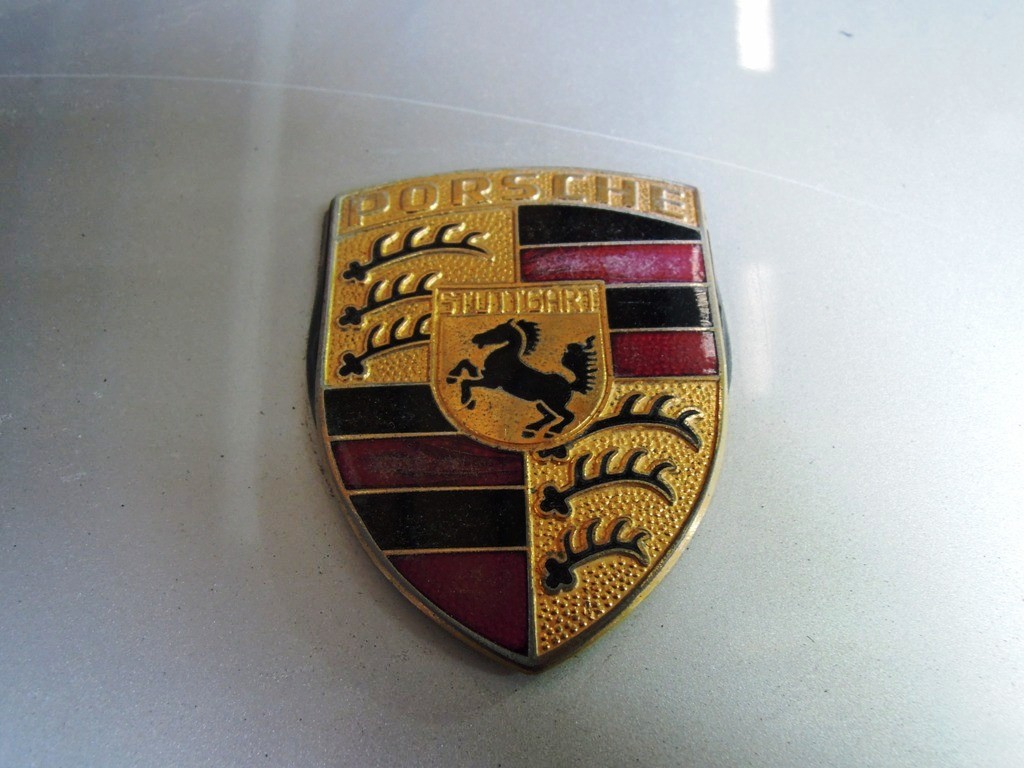 エンブレムの違い 40から始めるポルシェのある生活