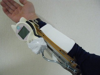 腕につけた猫語翻訳機
