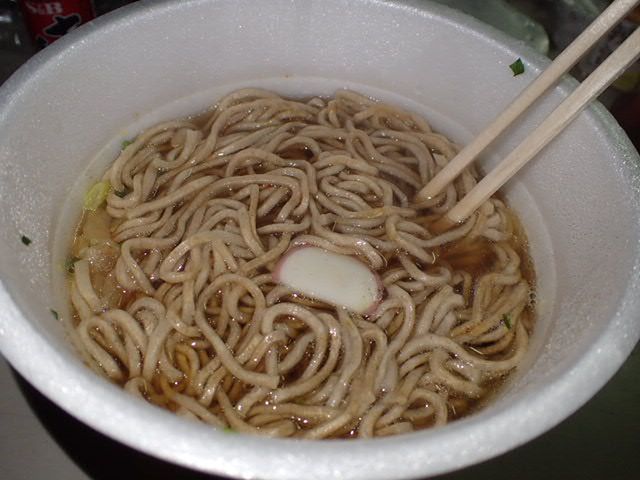 日清 貫禄の逸品 揚げ玉そば がお気にり 僕と磁石と乾電池