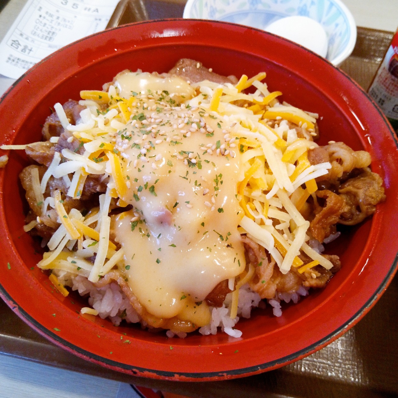 チーズ牛カルビ丼 豚汁おんたまセット 僕と磁石と乾電池