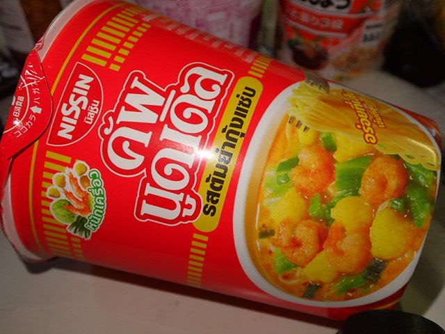 原産国がトムヤンクンの本場タイのトムヤンクンヌードルを食べてみた 僕と磁石と乾電池