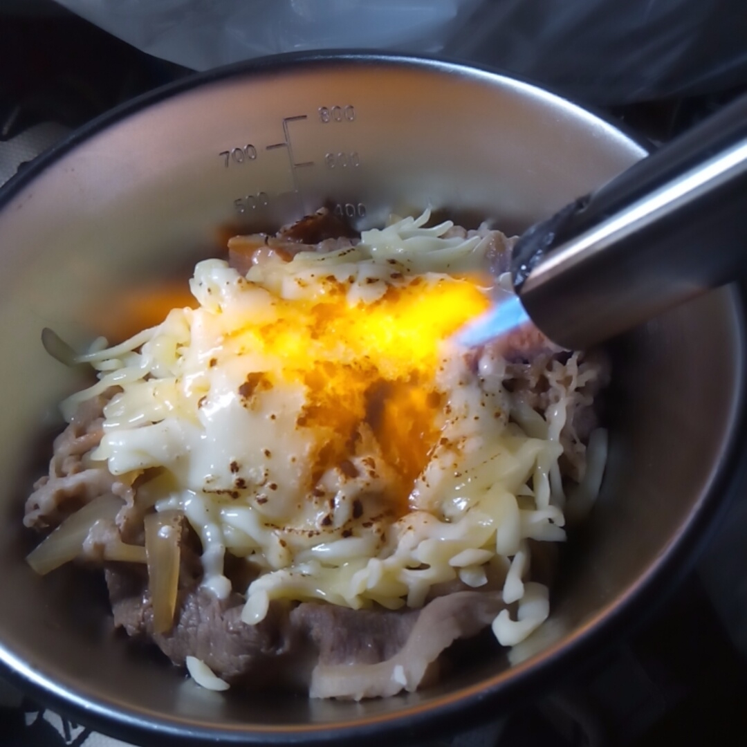 炙りチーズ牛皿 僕と磁石と乾電池