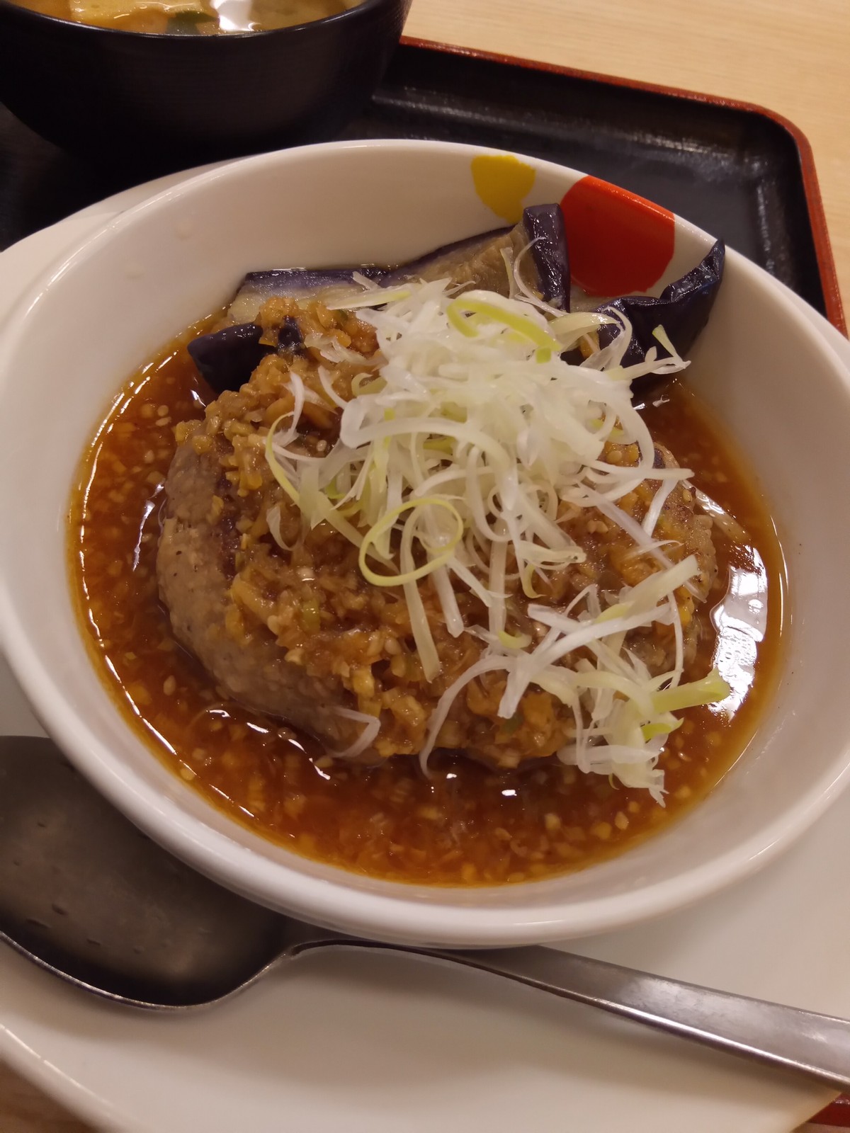 ハンバーグのソースがすっぱい 松屋の 茄子とネギの香味醤油ハンバーグ定食 僕と磁石と乾電池
