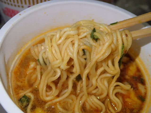 原産国がトムヤンクンの本場タイのトムヤンクンヌードルを食べてみた 僕と磁石と乾電池