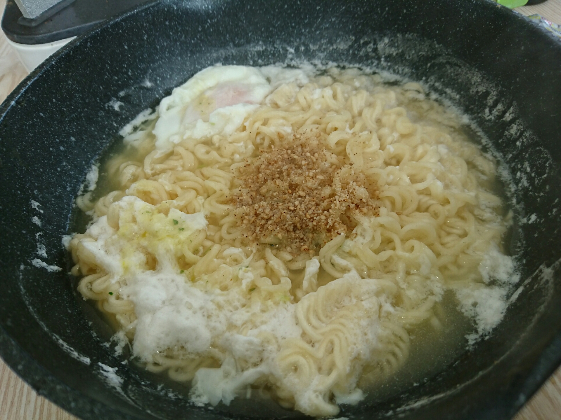 サッポロ一番塩らーめんをうまくする捻り胡麻の技法を試してみた 僕と磁石と乾電池 サッポロ一番塩らーめんをうまくする捻り胡麻の技法を試してみた 僕と磁石と乾電池