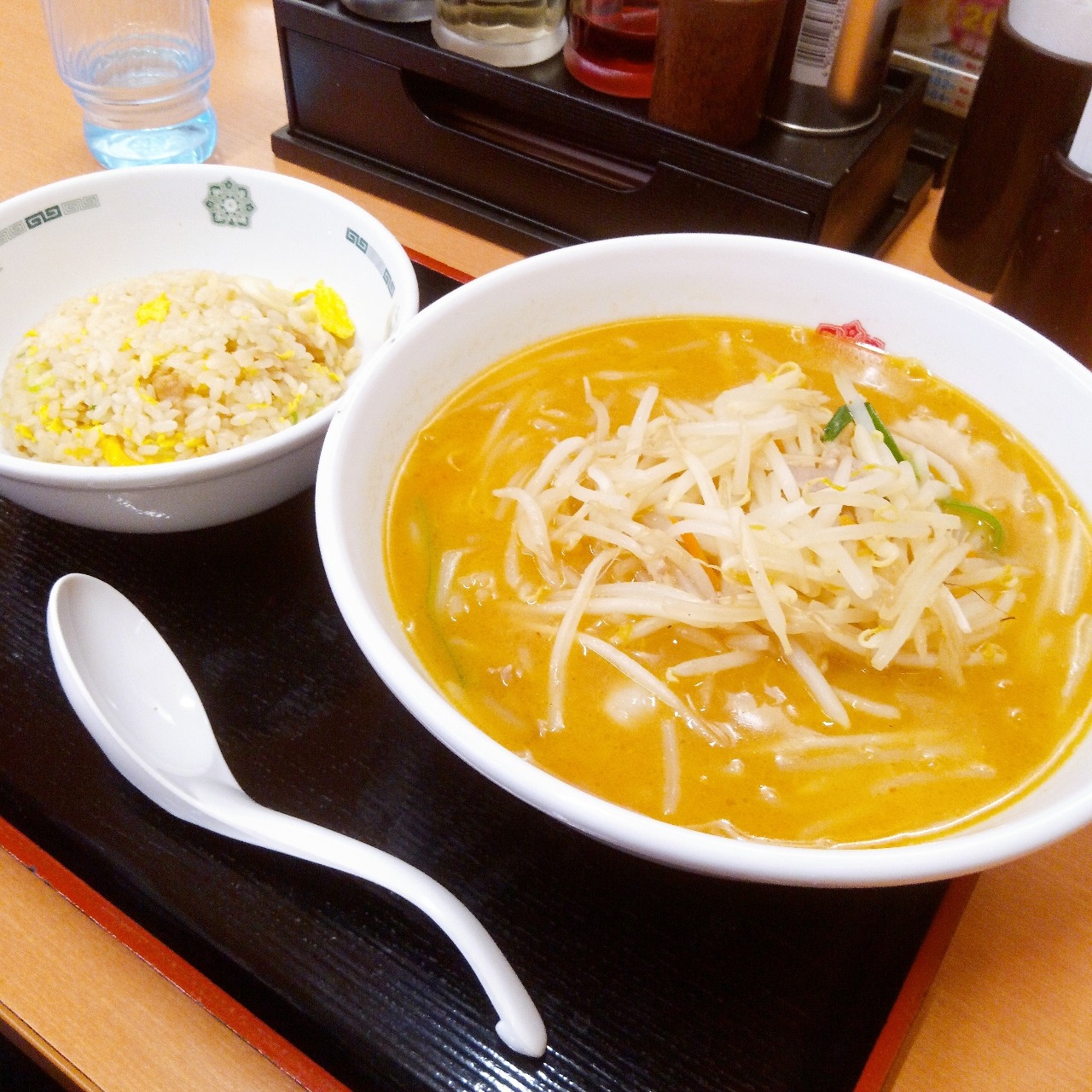 日高屋で味噌ラーメン半チャーハン 僕と磁石と乾電池 日高屋で味噌ラーメン半チャーハン 僕と磁石と乾電池